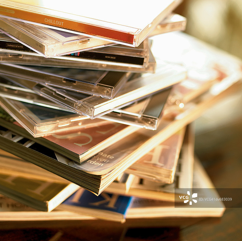 成堆的CD和杂志图片素材
