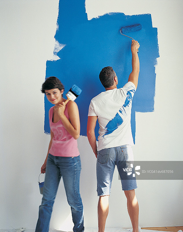 情侣粉刷墙壁图片素材