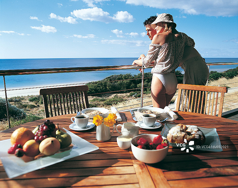 情侣在前景早餐中观海图片素材