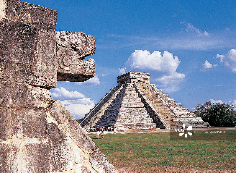 墨西哥尤卡坦奇琴伊察的库库尔坎金字塔图片素材