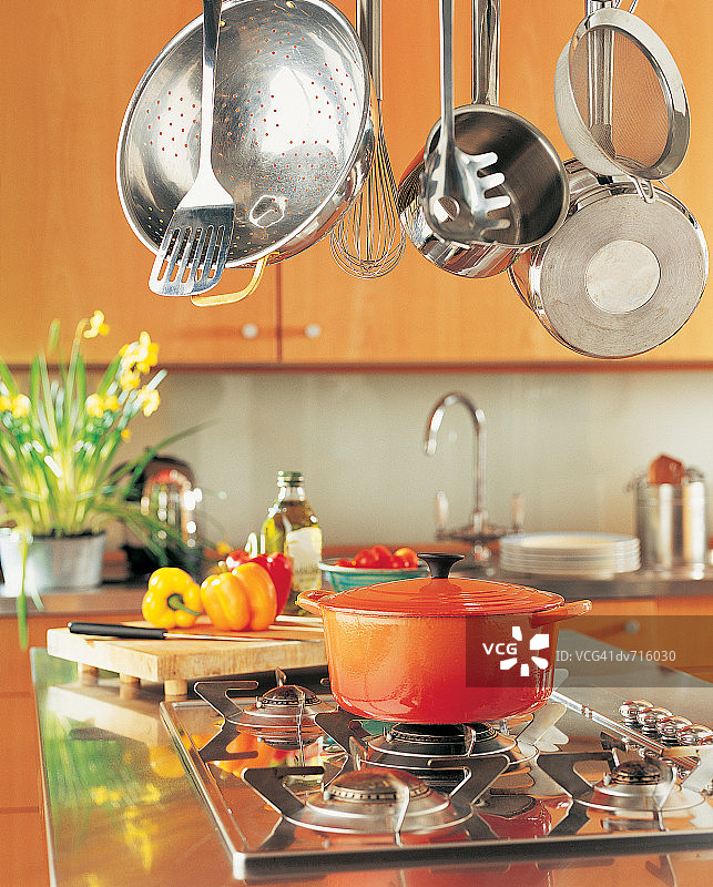 炉灶上的砂锅图片素材