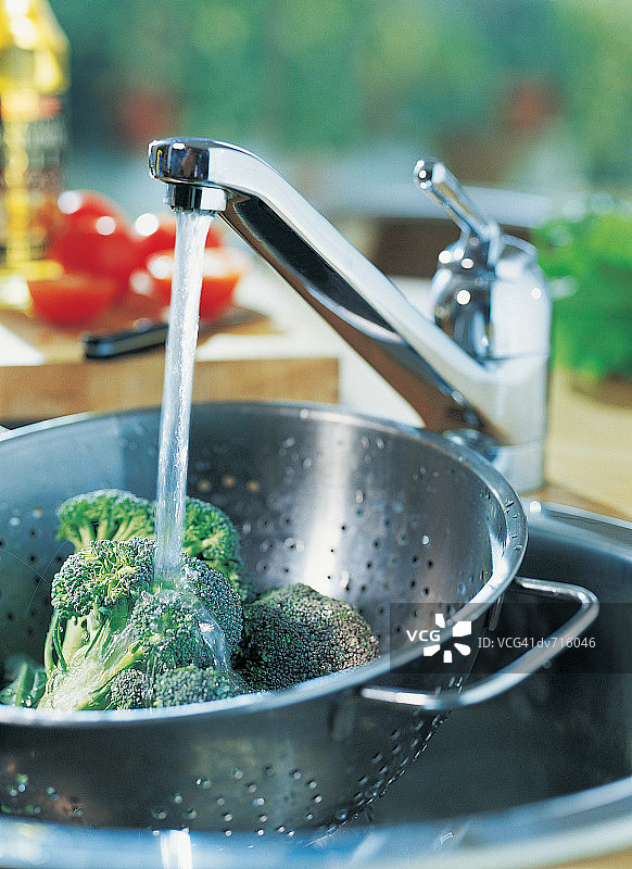 流水下的西兰花滤网图片素材