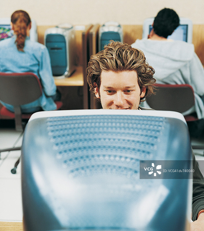 在大学使用电脑的男学生图片素材