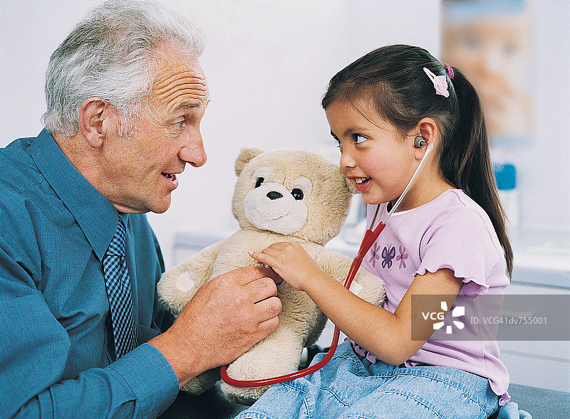 医生向女患者讲解听诊器图片素材