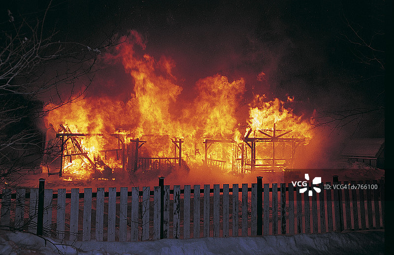 燃烧的房屋外景图片素材