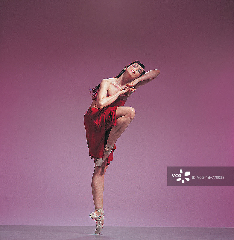 踮起脚尖站立的女芭蕾舞演员肖像图片素材