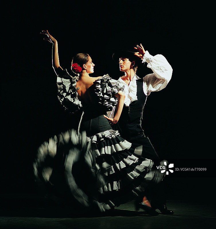 跳弗拉明戈舞的男人和女人图片素材