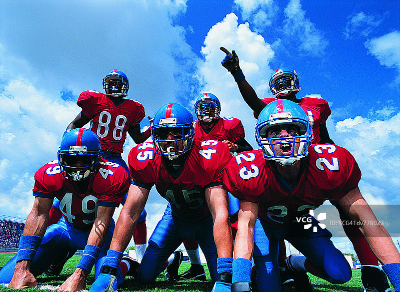 冲撞线上的美式橄榄球队员图片素材