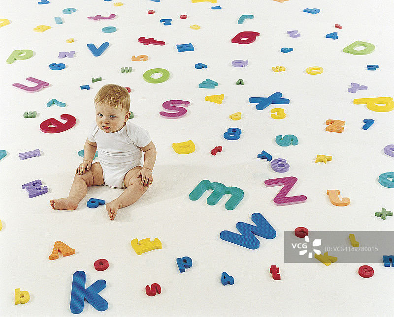 幼儿与字母合影图片素材