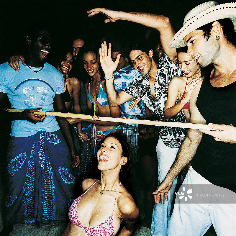 在拥挤的派对上玩过杆游戏的女人图片素材
