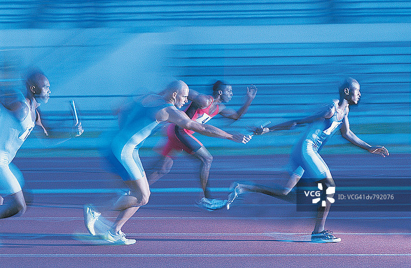 四名运动员参加接力赛图片素材