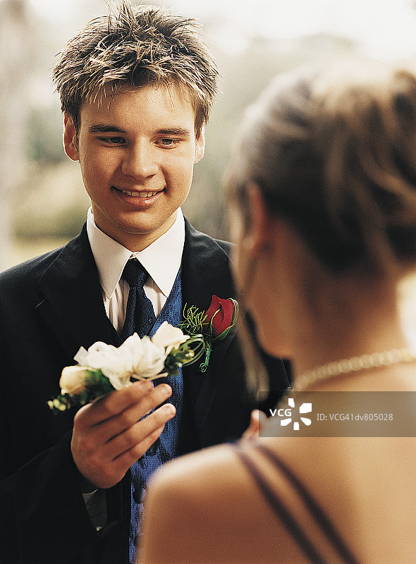 男青少年向女青少年赠送鲜花参加毕业舞会图片素材