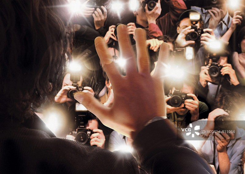 名人被一大群狗仔队拍照图片素材