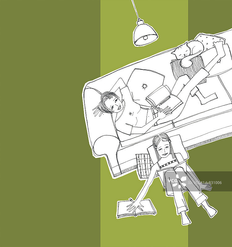 两位女性在家中沙发上放松的肖像图片素材