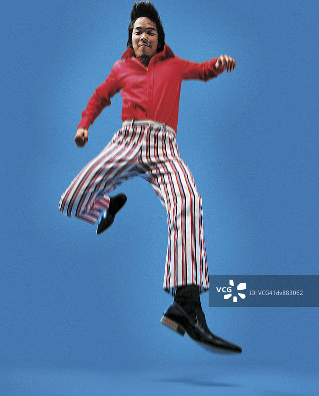 男子跳跃的肖像图片素材