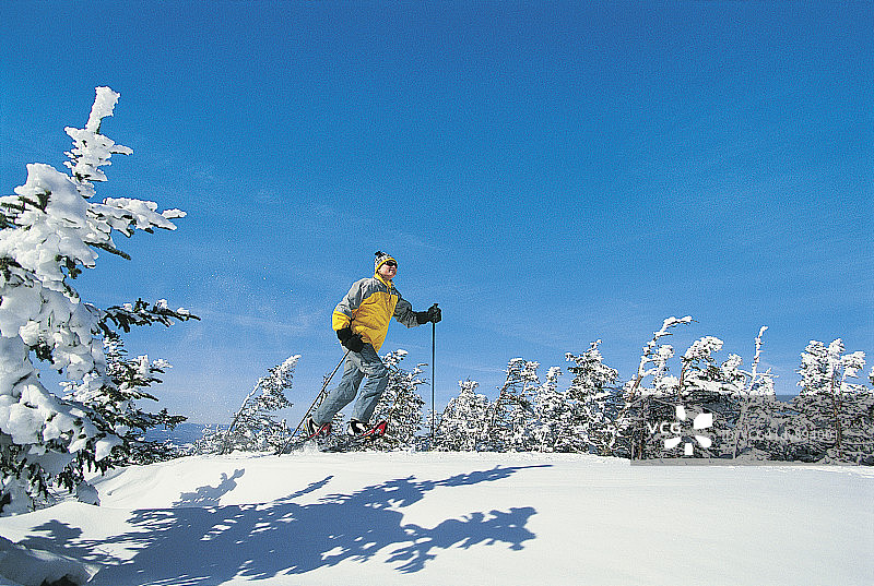 滑雪者跳跃图片素材