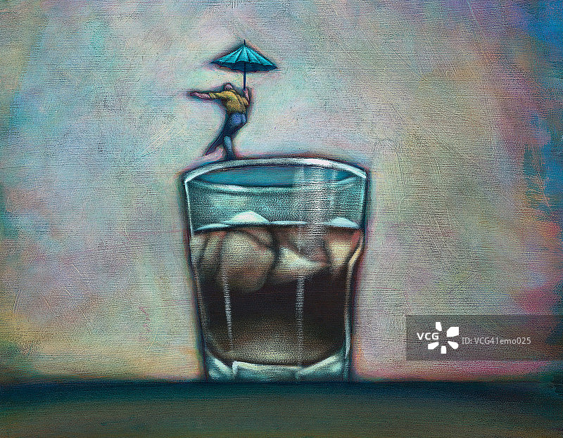 男人在玻璃上保持平衡图片素材