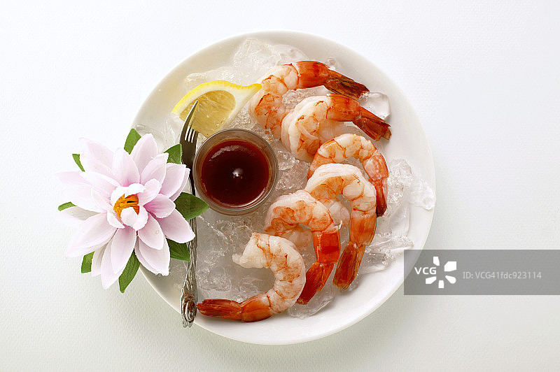 鲜虾配柠檬番茄蘸酱和花朵图片素材