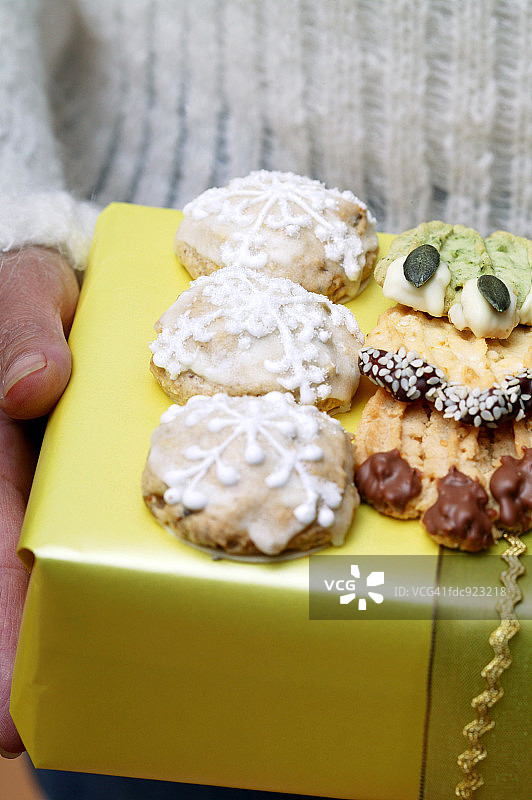 熊掌饼干和Elisen姜饼作为礼物图片素材