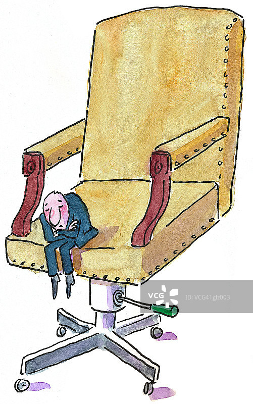 坐在大椅子上的小男孩图片素材