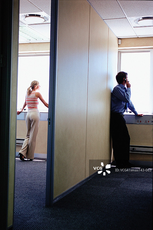 办公室职员眺望窗外图片素材