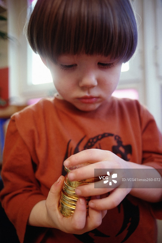 孩子玩巧克力硬币图片素材