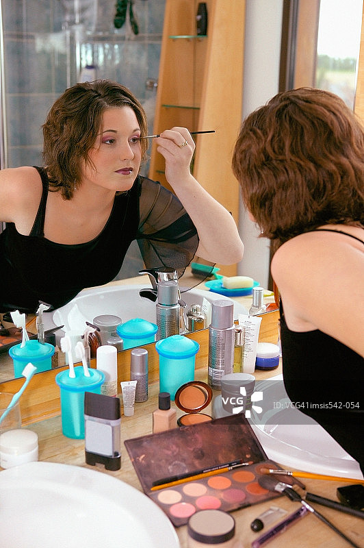 年轻女人化妆图片素材