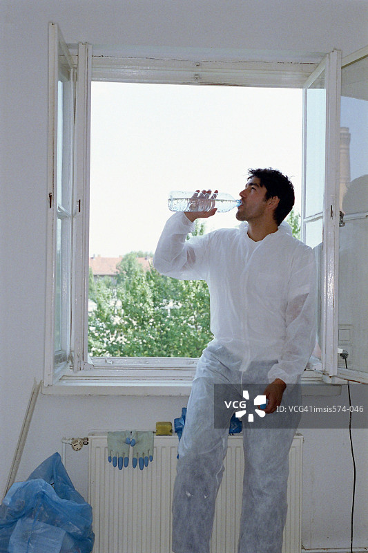 喝瓶装水的男人图片素材