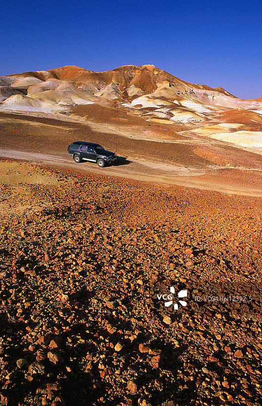 在澳大利亚库伯佩迪附近的“突围”中的四轮驱动车图片素材