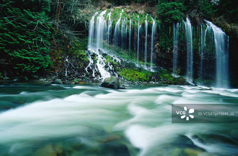 美国邓斯缪尔莫斯布雷瀑布旁的河流图片素材