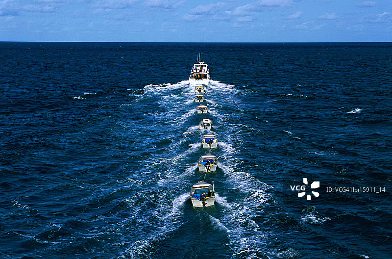 托雷斯海峡渔船拖着七艘小艇，澳大利亚图片素材