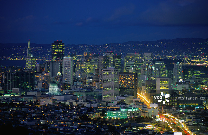 从双子峰看到的美国旧金山市场街夜景图片素材