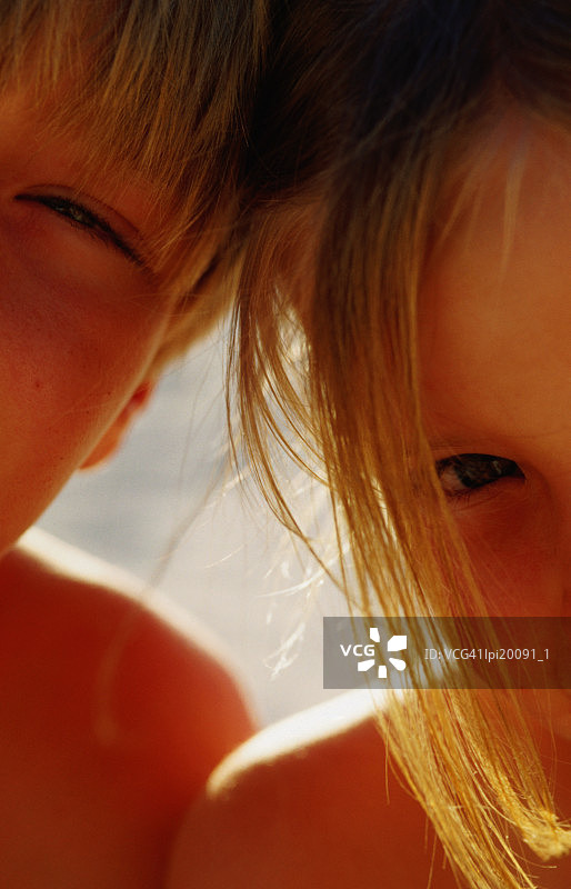 在海滩上的孩子们的裁剪人像，法属波利尼西亚图片素材