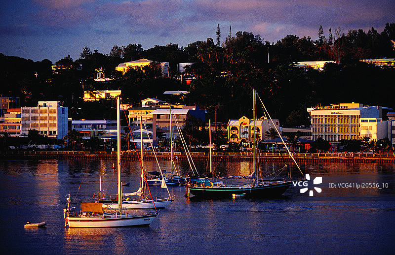 瓦努阿图维拉港的港口船只和城镇建筑图片素材