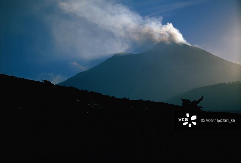 智利孔吉利奥国家公园利亚伊马火山升起的烟雾图片素材