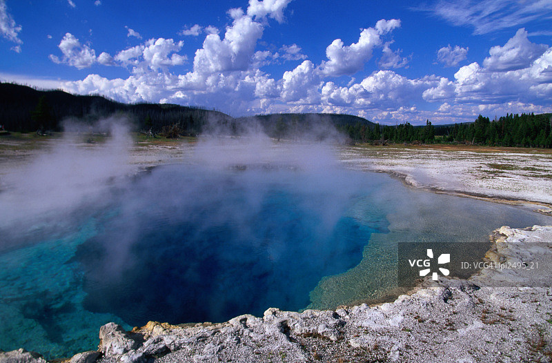 美国黄石国家公园饼干盆地蓝宝石池升腾的蒸汽图片素材
