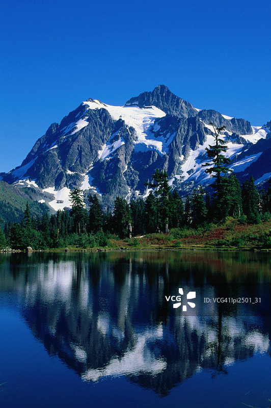 Shuksan山在画镜湖中的倒影，美国贝克山风景道低角度景观图片素材