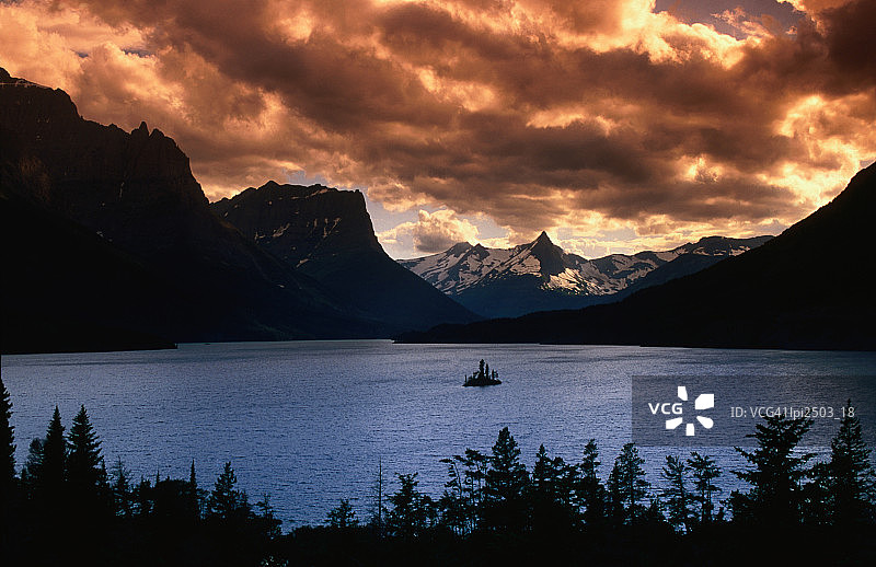 野鹅岛和圣玛丽湖的日出，美国冰川国家公园图片素材