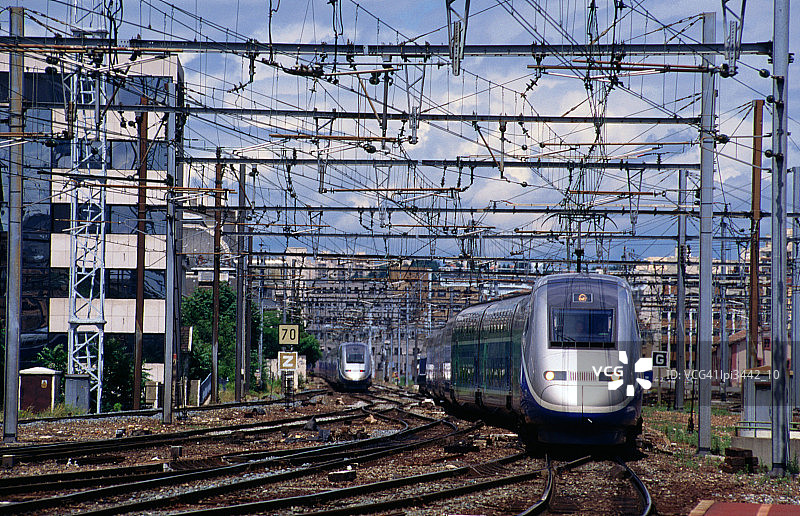 TGV高速列车行驶在法国巴黎的轨道上图片素材