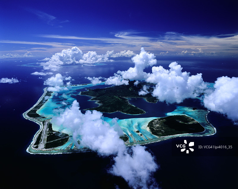 法属波利尼西亚岛屿和周围珊瑚礁的航拍视角图片素材