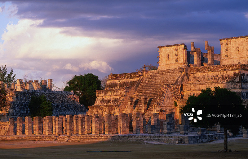 奇琴伊察勇士神庙与千柱群，墨西哥图片素材