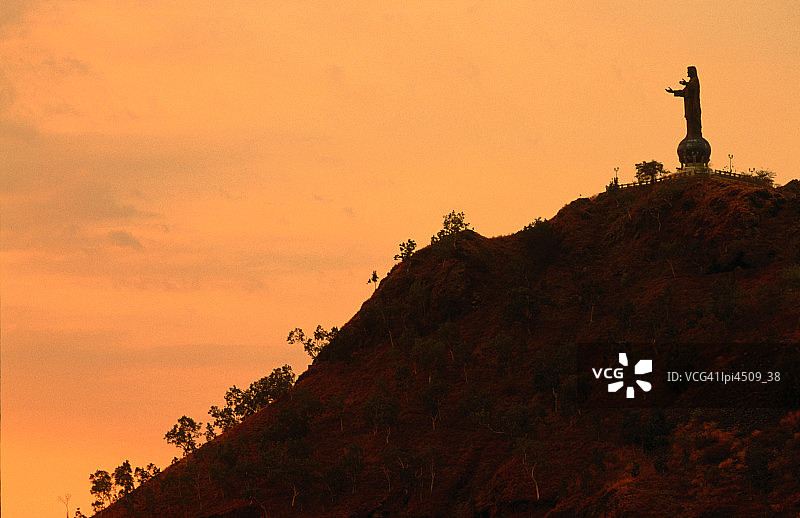 帝力黄昏时的基督雕像图片素材