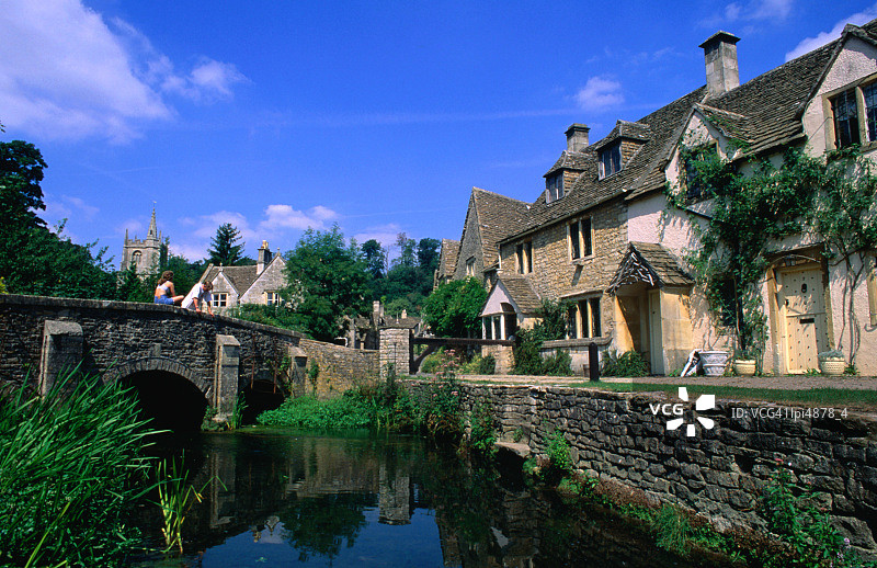 英国科姆堡的历史桥梁和河滨房屋图片素材