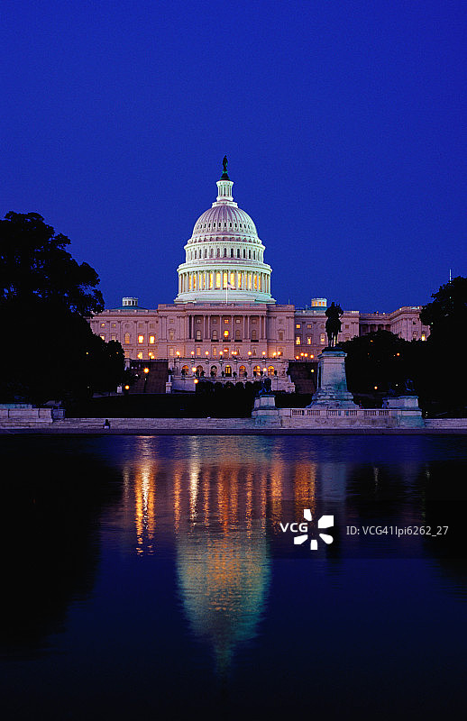 华盛顿特区黄昏时的国会大厦图片素材