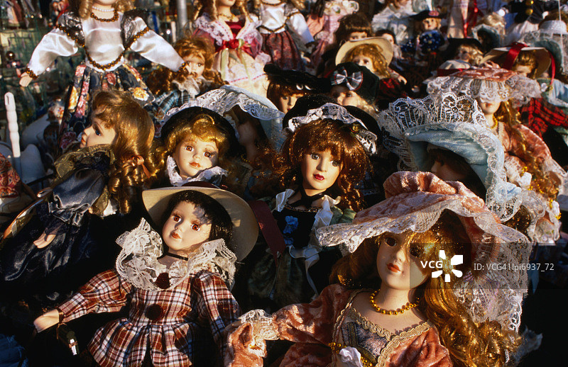 街头市场出售的玩偶图片素材