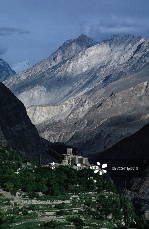 巴基斯坦北部地区洪扎山脉与阿尔蒂特古堡图片素材