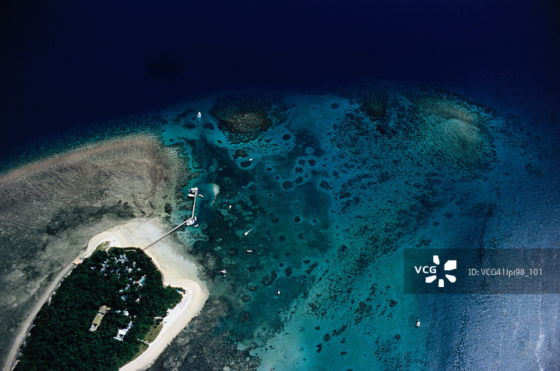 澳大利亚昆士兰州大堡礁绿岛鸟瞰图图片素材