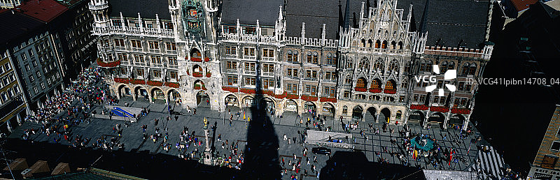 德国巴伐利亚慕尼黑的玛丽恩广场和老市政厅图片素材