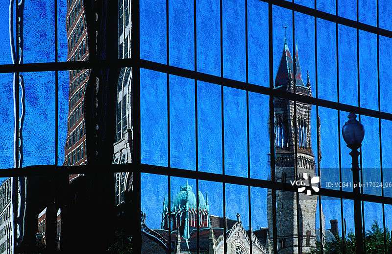 约翰·汉考克大厦上的教堂倒影，美国马萨诸塞州波士顿图片素材