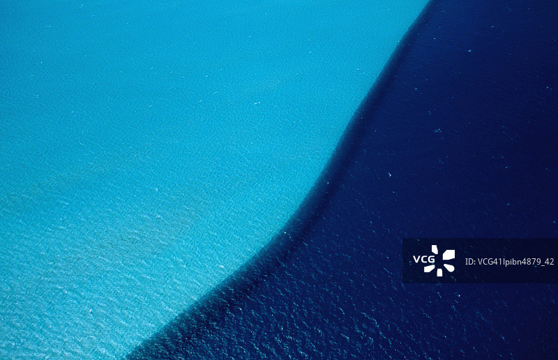 澳大利亚珊瑚湾浅海和深海海水图片素材